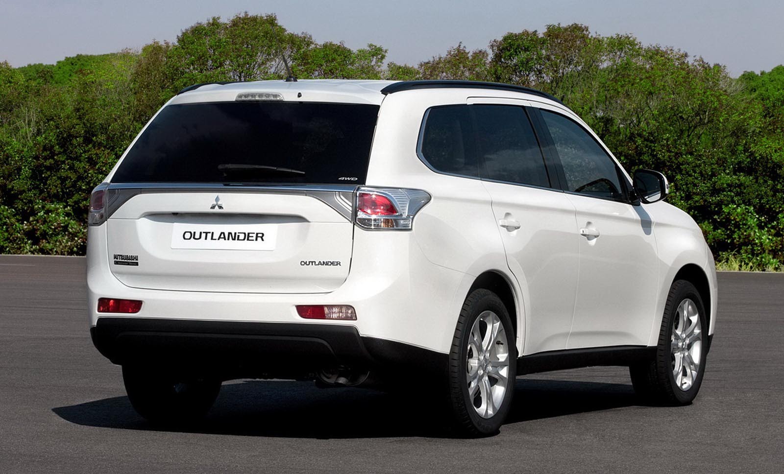 In Europa, Mitsubishi Outlander ofera un motor pe benzina si unul diesel, ambele de 150 CP