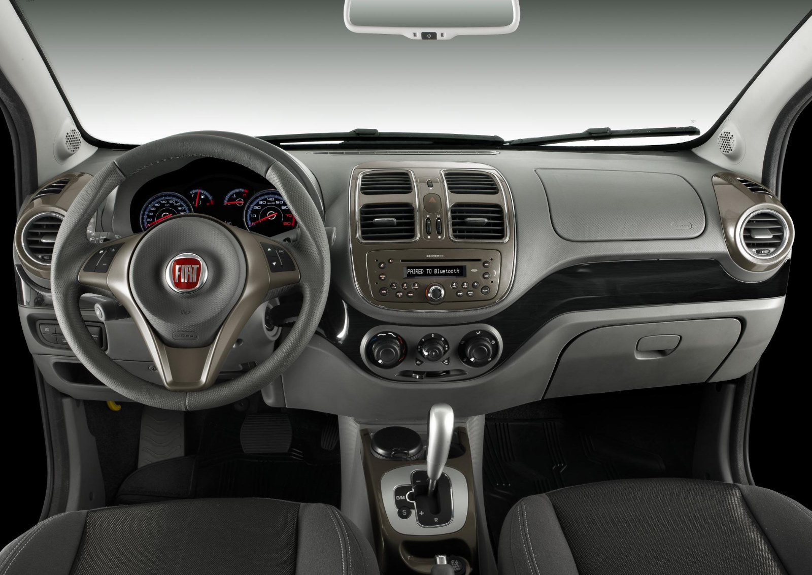 Interiorul lui Fiat Grand Siena este simplist, dar ergonomic