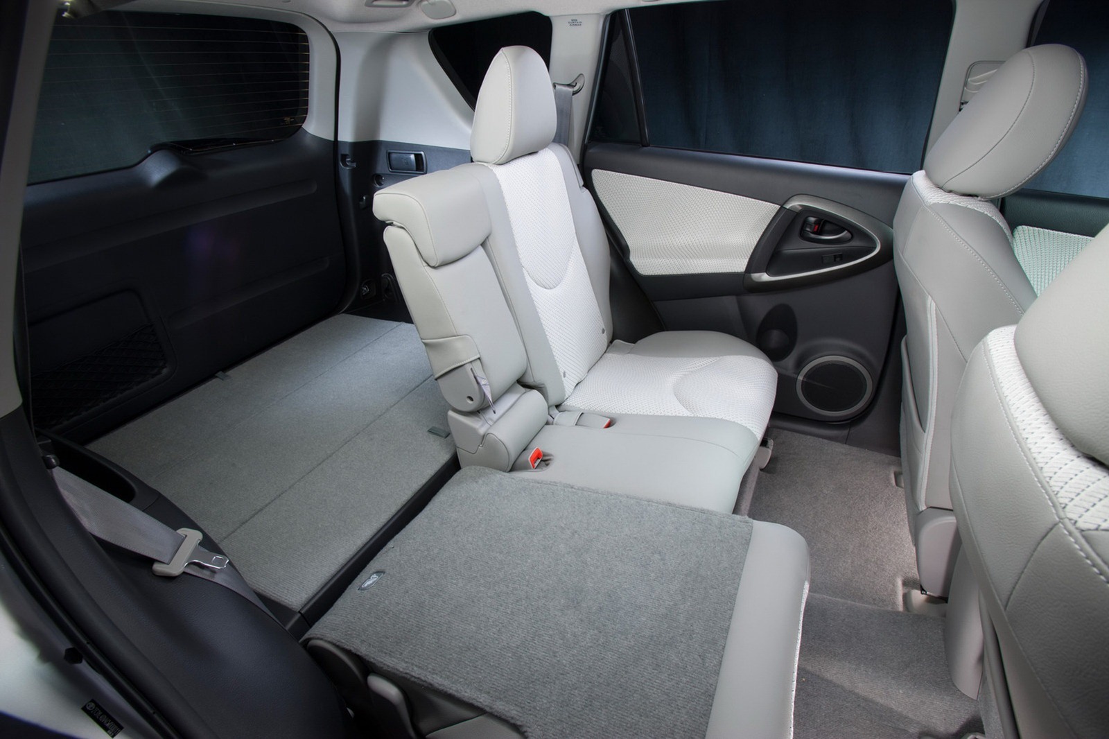 Spatiul interior al lui Toyota RAV4 EV nu este afectat de sistemul de propulsie electrica