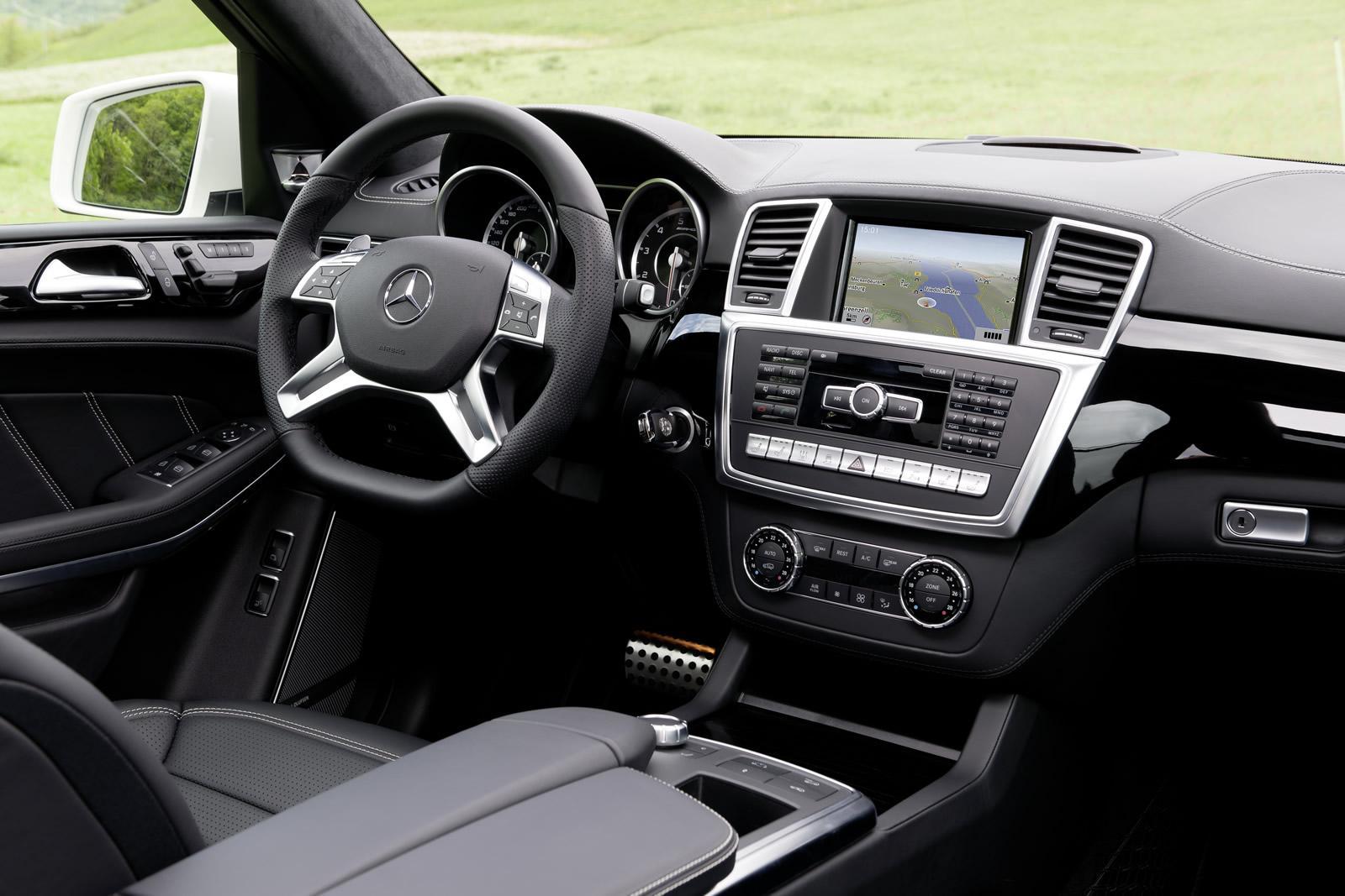 Interiorul lui Mercedes-Benz GL 63 AMG ofera confortul si luxul unui S-Class