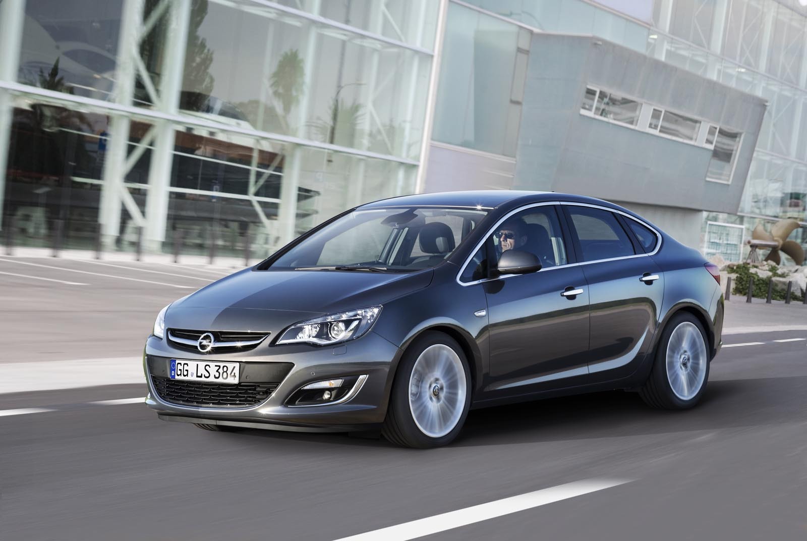 Opel Astra 2012 are dreptul la un usor facelift exterior, care ii subliniaza eleganta