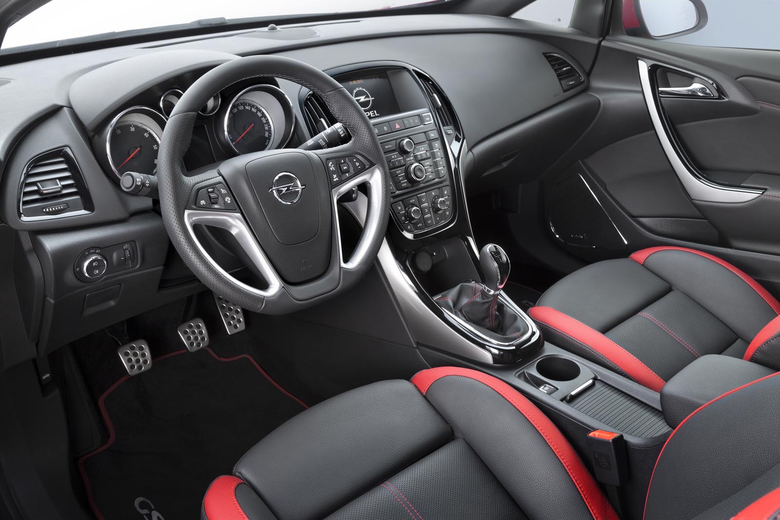 Interiorul lui Opel Astra 2012 este mai modern si mai sportiv, beneficiind de noi materiale