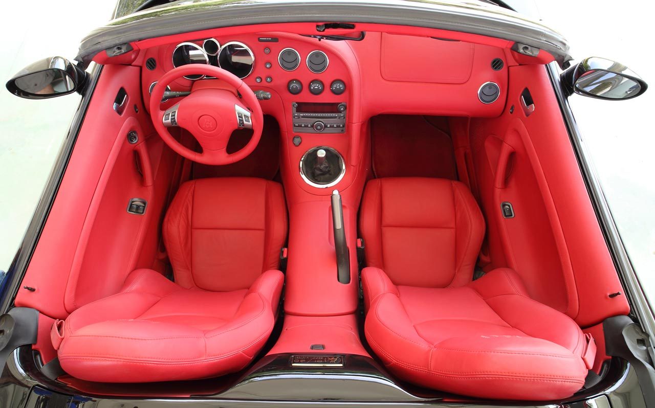 Interiorul lui Tauro V8 Sider arata la fel ca la Pontiac, dar e individualizat la nivel de materiale