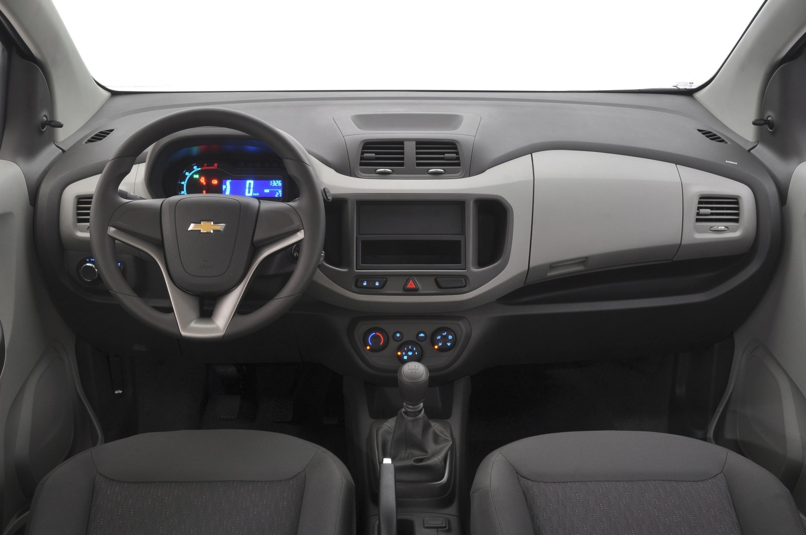 Interiorul lui Chevrolet Spin este simplu si ieftin, dar cu o buna ergonomie si multe spatii de depozitare