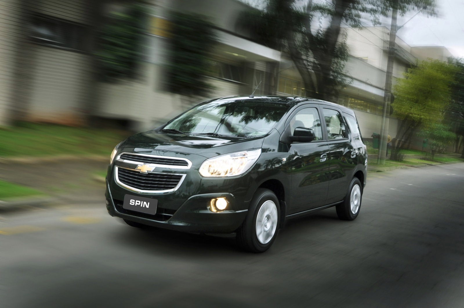 Chevrolet Spin este oferit cu o singura motorizare de 1,8 litri EconoFlex (benzina si bioetanol)