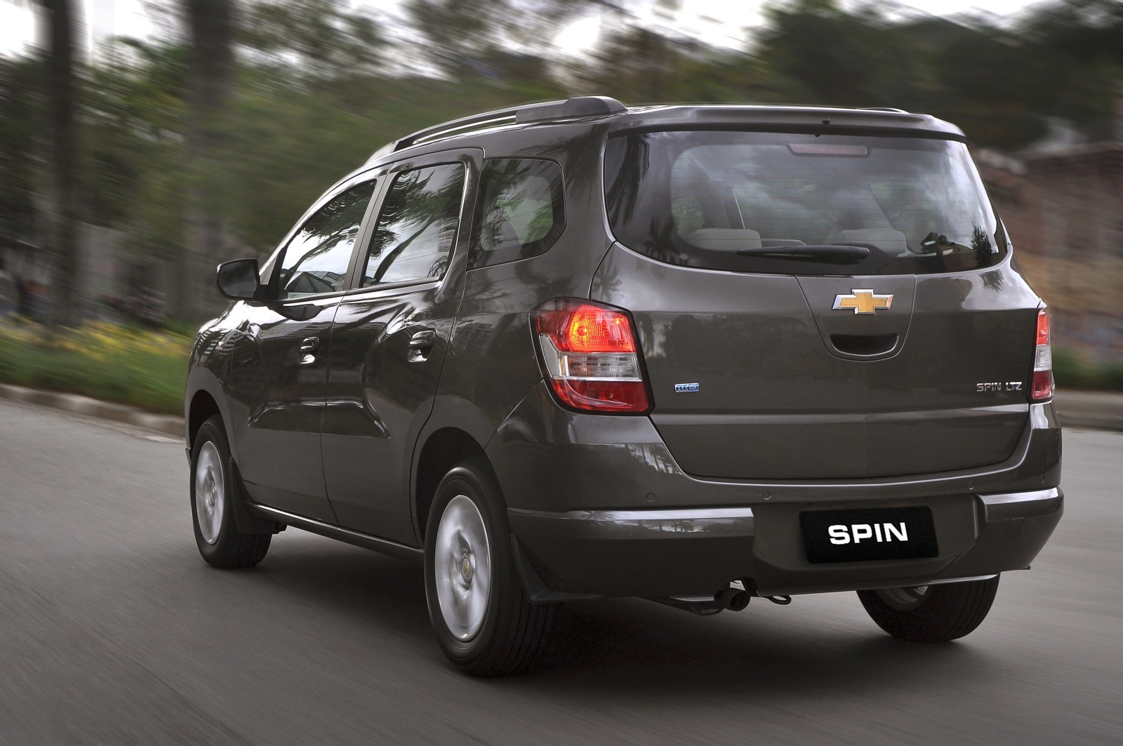 Pentru inceput, Chevrolet Spin se vinde doar in America de Sud, deci mai asteptam pana la un meci cu Dacia Lodgy