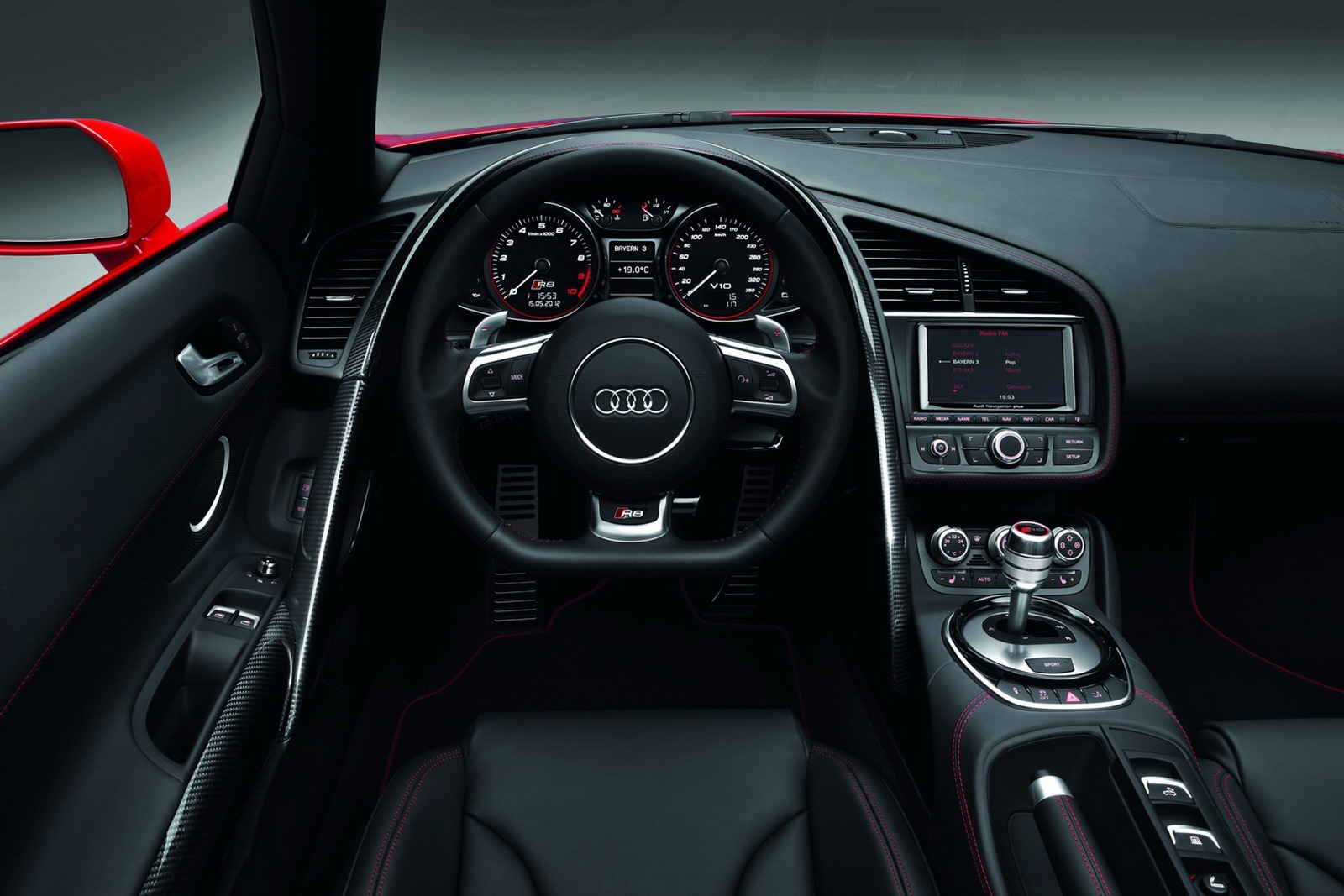 Interiorul lui Audi R8 facelift ramane neschimbat ca layout general, doar unele detalii fiind modificate