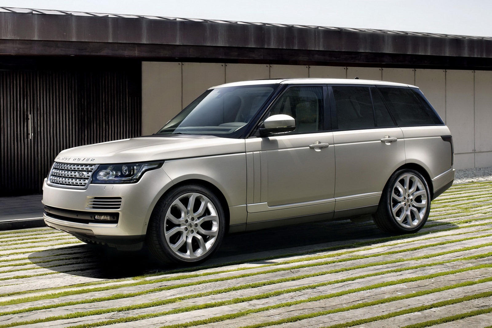 Noul Range Rover pastreaza stilul clasic si masiv al precedentei generatii
