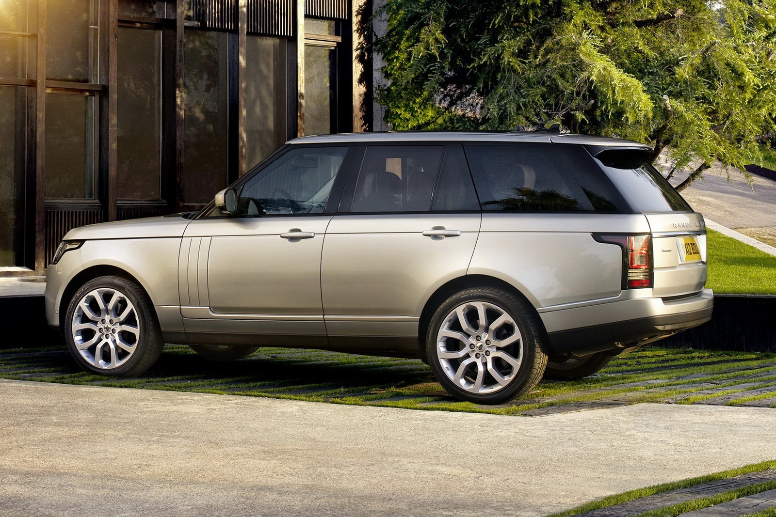 Principalele modificari stilistice ale noului Range Rover sunt farurile si stopurile