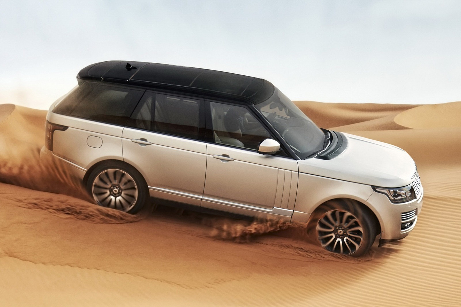 Range Rover beneficiaza de un motor pe benzina V8 si de doua dieseluri, TDV6 si TDV8