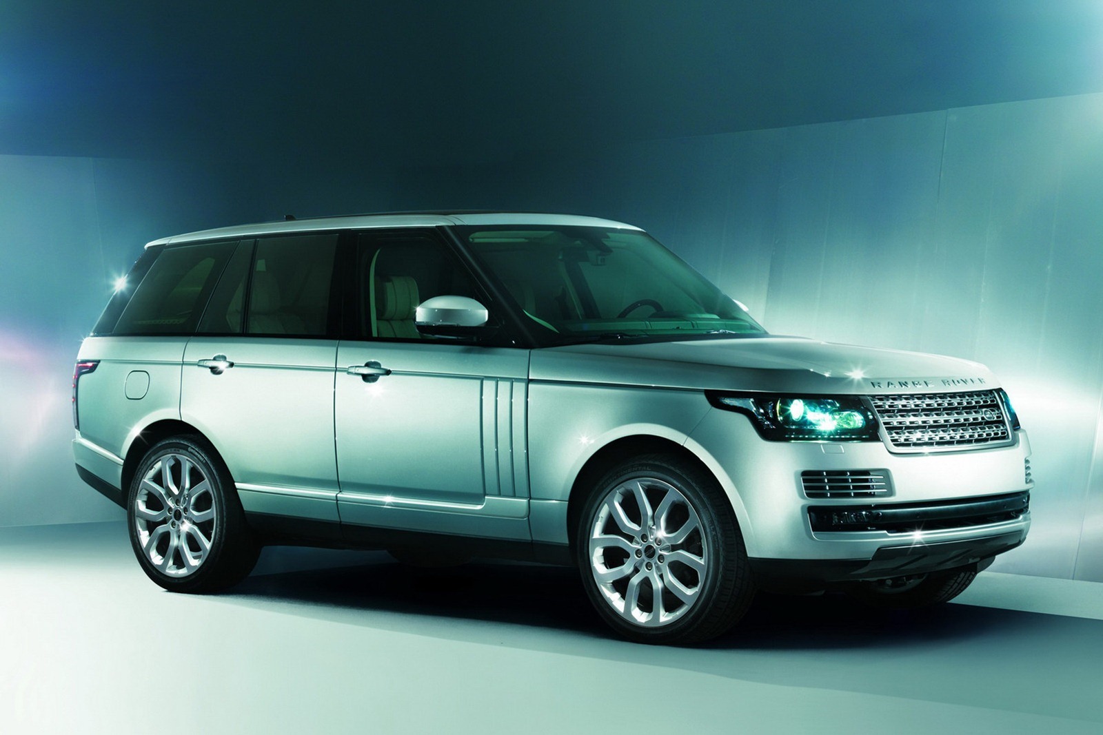 Noul Range Rover are caroserie autoportanta din aluminiu, masa fiind mai redusa cu 420 kg