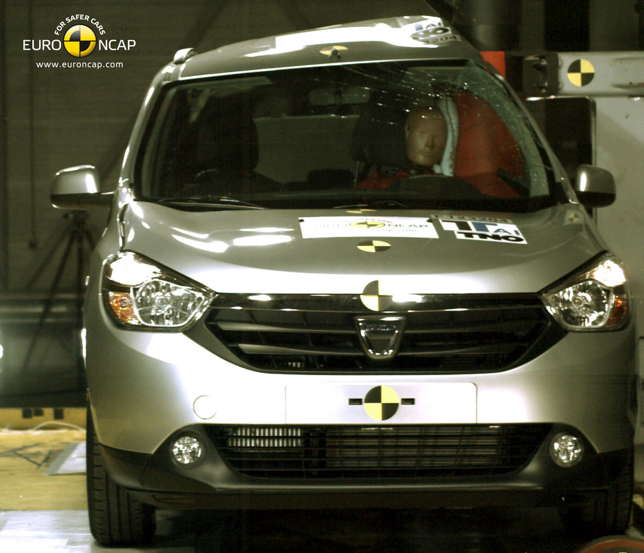 Dacia Lodgy, pole crash test. Side impact. Impact lateral