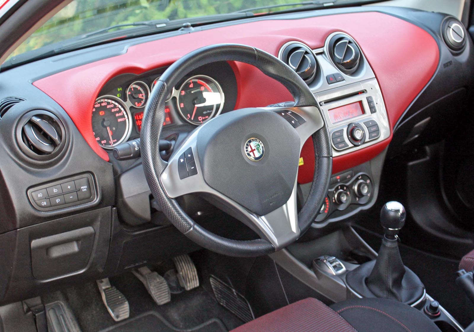 Interiorul nu este la fel de extravagant ca exteriorul lui Alfa Romeo MiTo