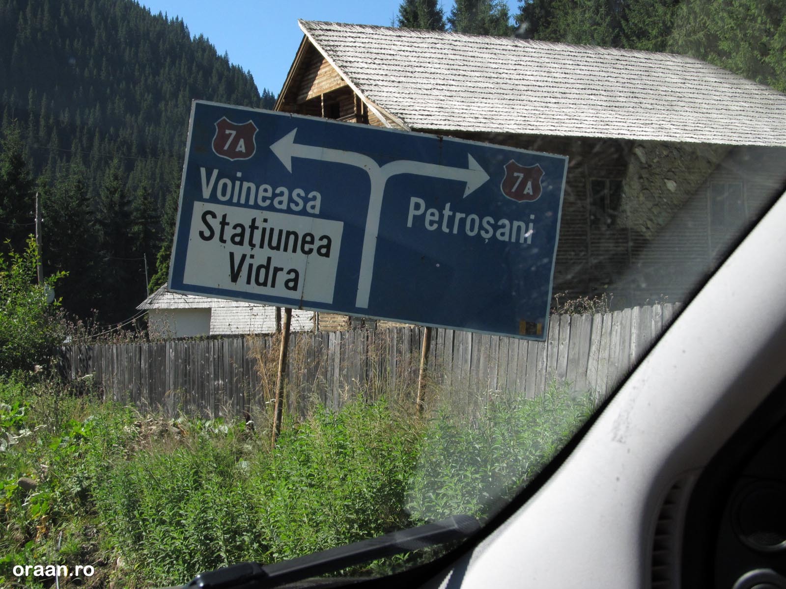 In intersectia de la Obarsia Lotrului trebuie luat spre dreapta, spre Petrosani, iar apoi la stanga spre a doua portiune a Transalpinei
