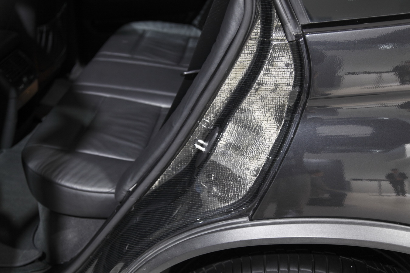 Detaliu din caroseria de carbon a unui BMW X5 experimental