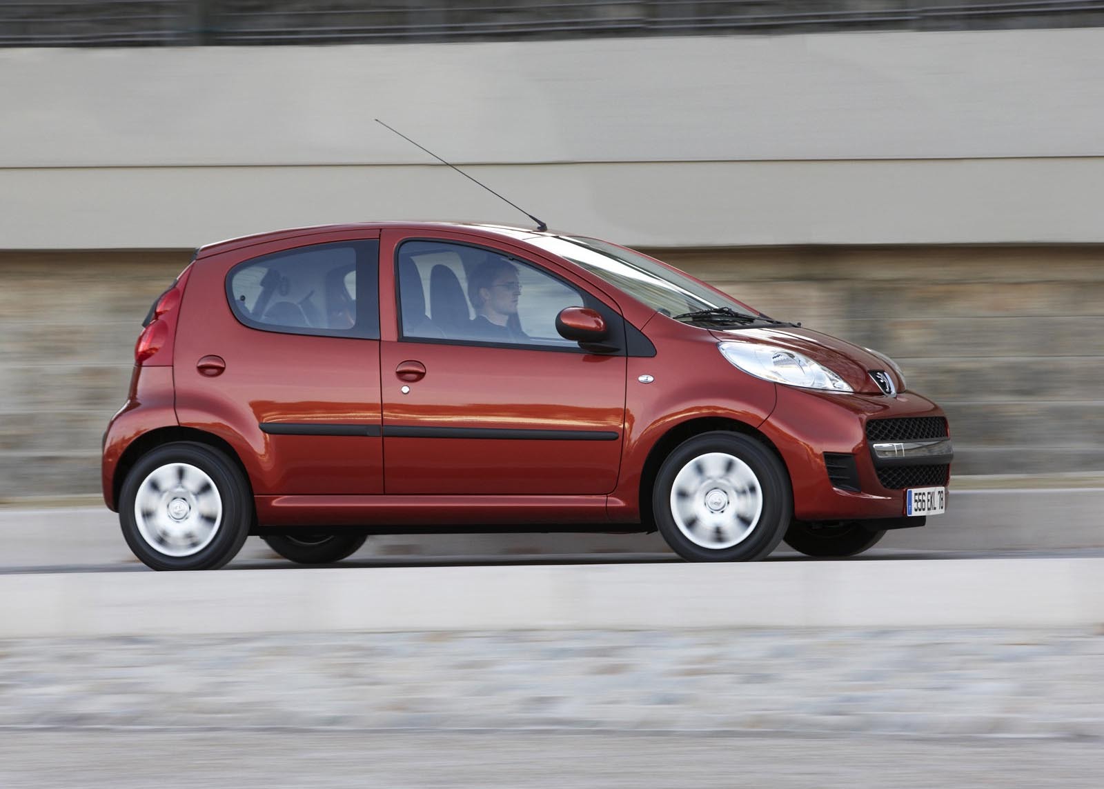 Cea mai ieftina masina automata pe piata noastra este Peugeot 107: 1.0 E BVMP TWO, de la 9.253 euro