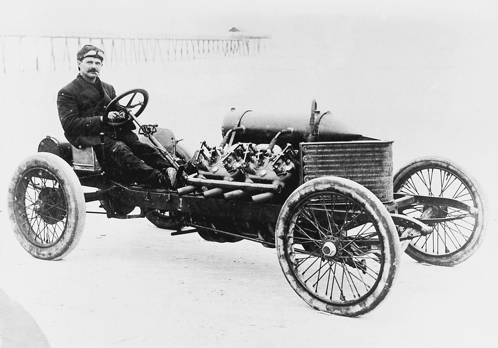 In 1906, Louis Chevrolet a stabilit un record de viteza de 117 mph pe o masina Daracq V8