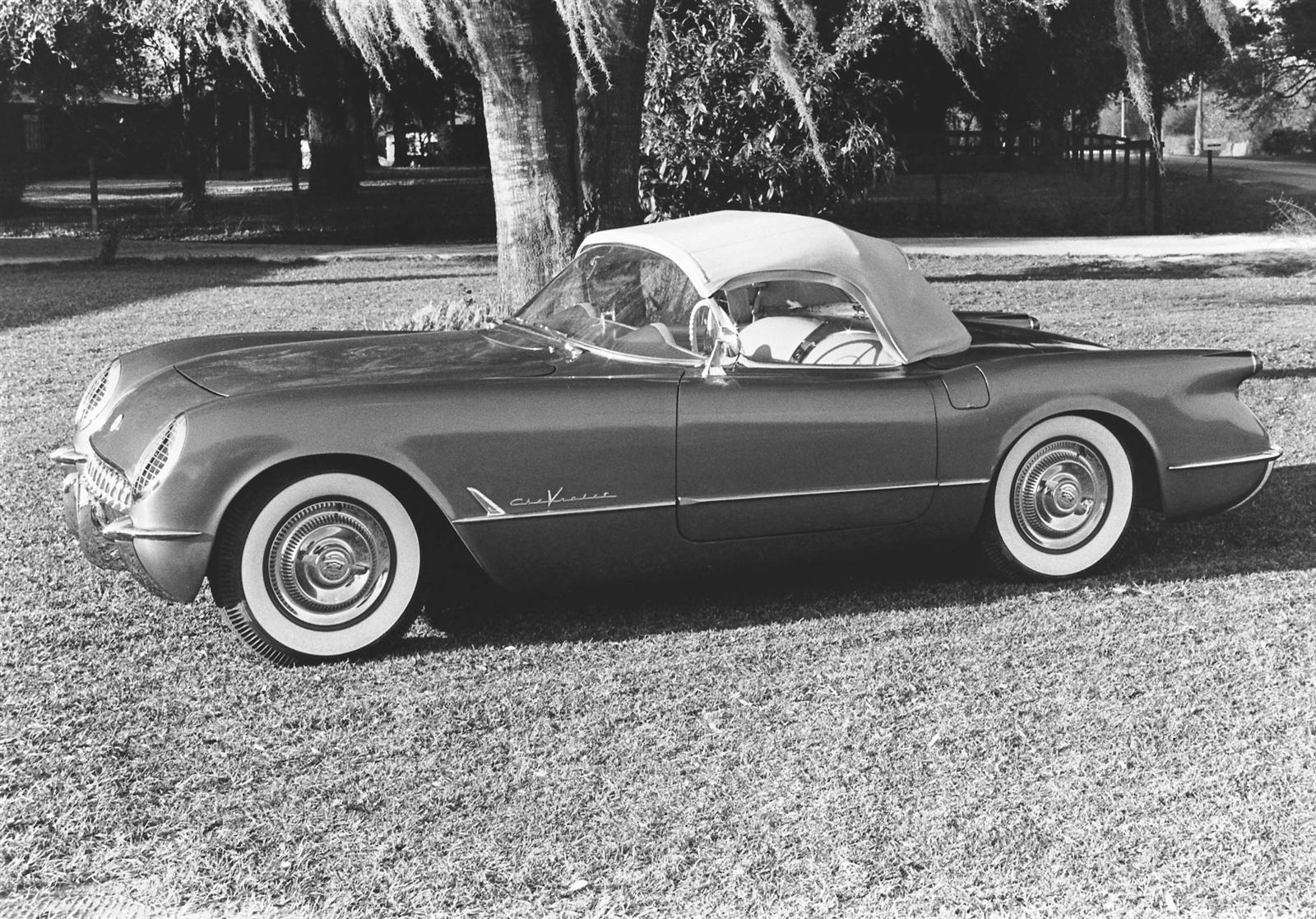 In 1955, Corvette primeste noul motor V8, gratie inginerului de origine rusa Zora Arkus-Duntov