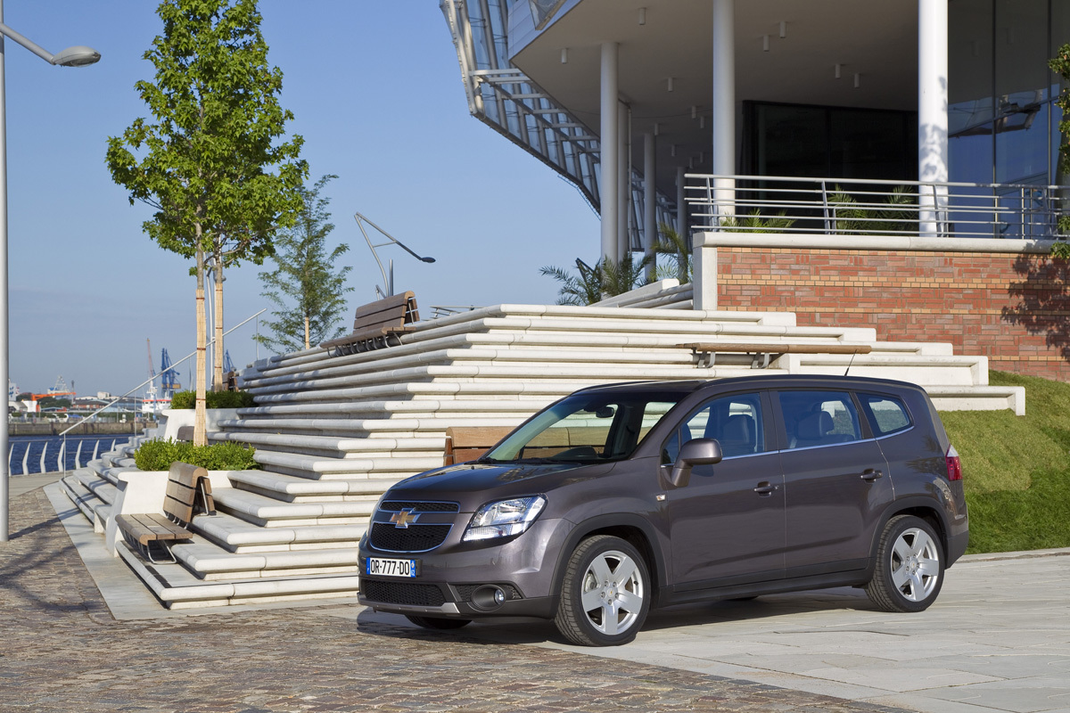 Cel mai ieftin Chevrolet Orlandp, motor 1.8 benzina, costa de la 14.790 euro in Romania.