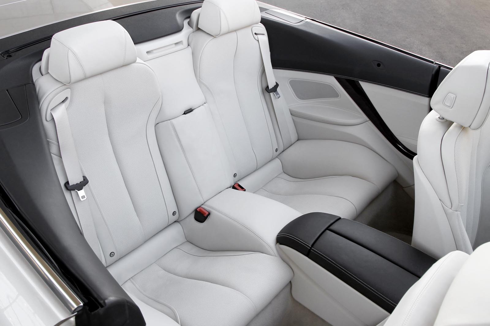 BMW Seria 6 Convertible este un cabriolet cu 2+2 locuri, scaunele din spate fiind putin primitoare