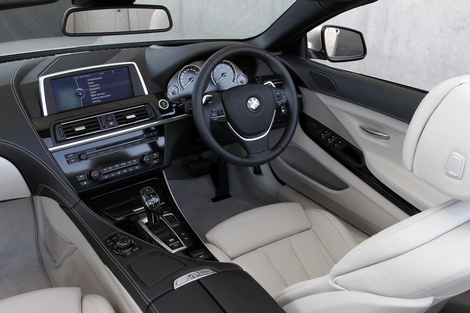 In BMW Seria 6 Convertible, bordul este acoperit cu tapiterie din piele