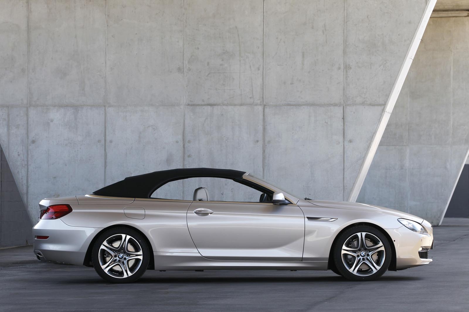 În România, preţul unui BMW Seria 6 Convertible, în versiune 650i, va ajunge la 130.000 euro