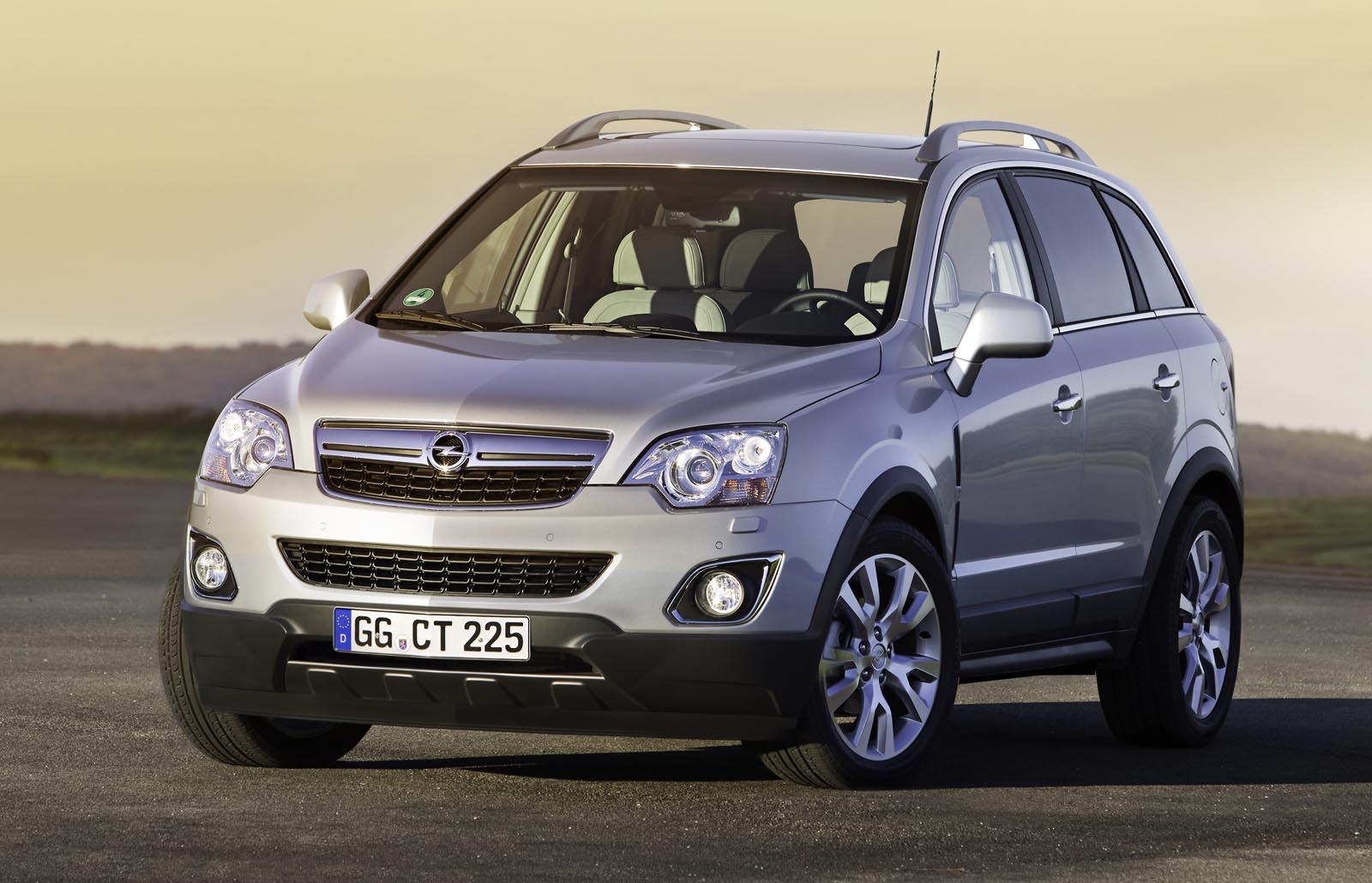 Opel Antara facelift aduce foarte putine modificari estetice. Grila noua imprima sobrietate