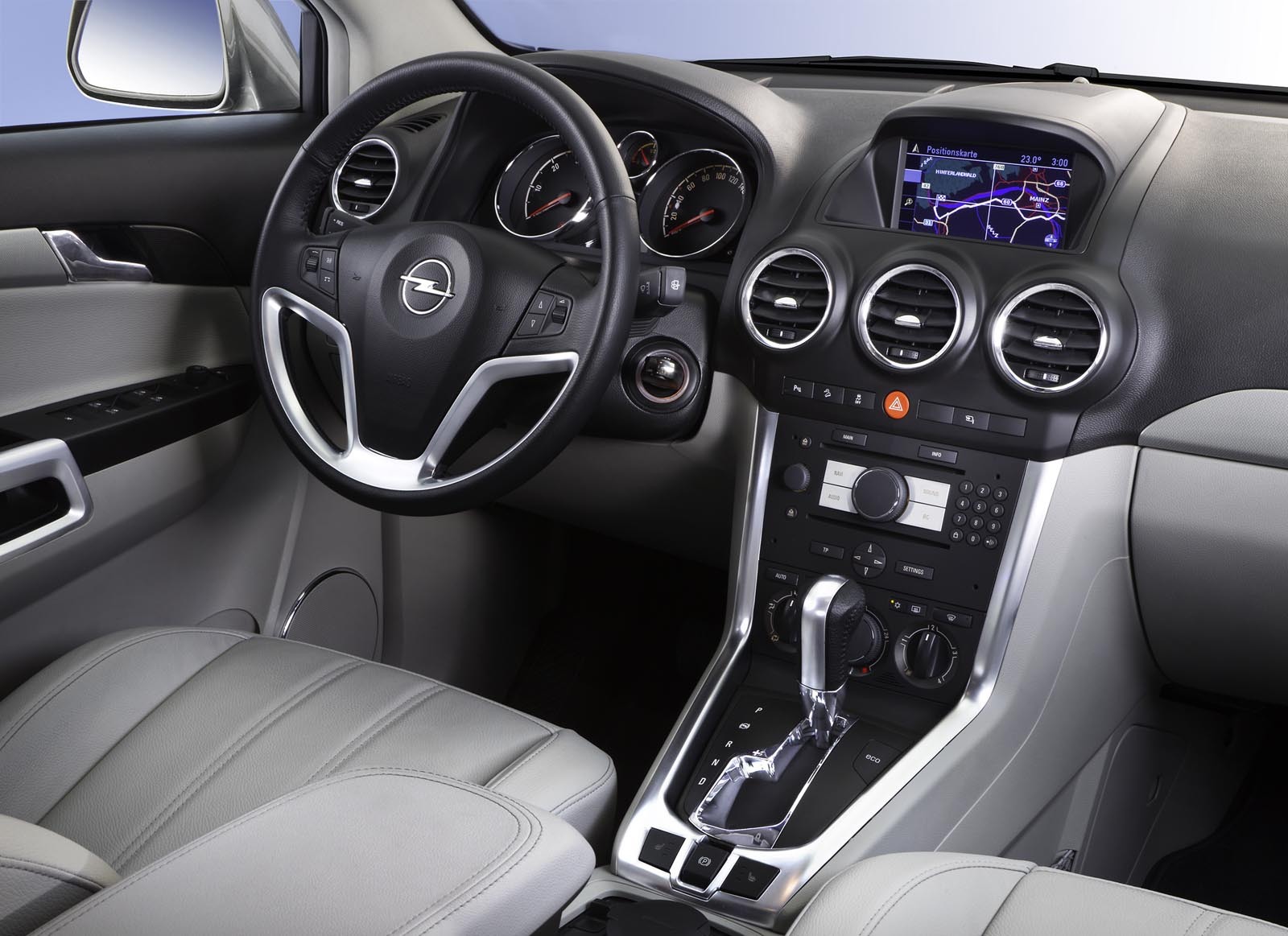 Interiorul lui Opel Antara facelift nu este modificat ca design, dar calitatea e mai buna