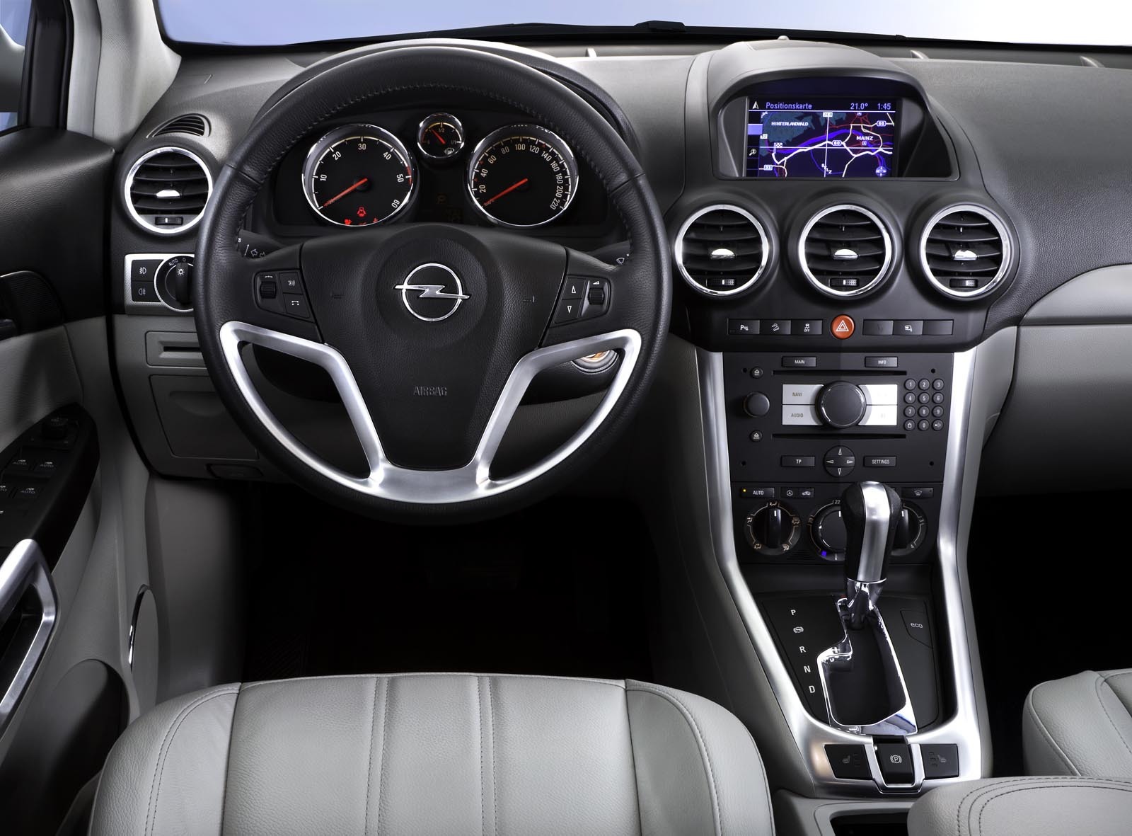 Opel Insignia facelift - materialele sunt mai bune, iar ergonomia ramane una buna