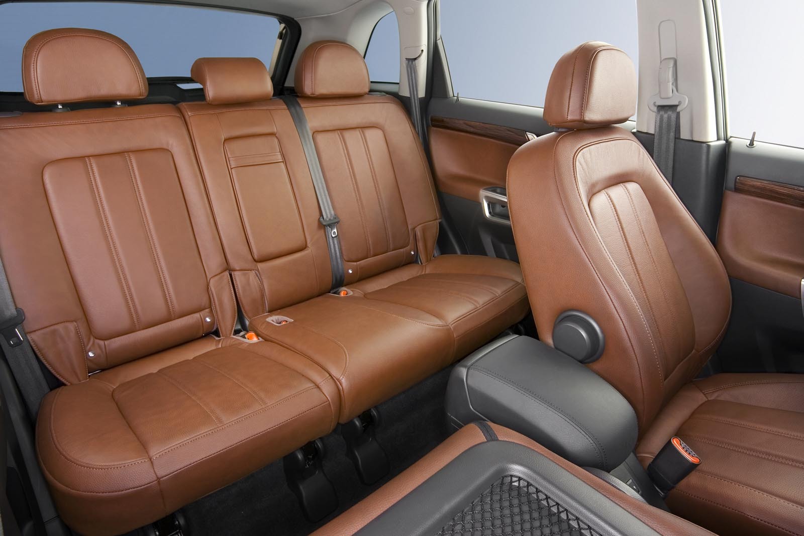 Spatiul interior in spate la Opel Antara facelift este bun chiar si pentru trei persoane