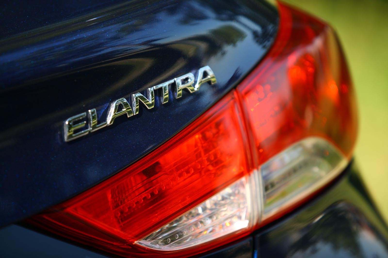 Nivelul de echipare superior al lui Hyundai Elantra este foarte bogat, desi unele dotari nu sunt oferite nici macar optional