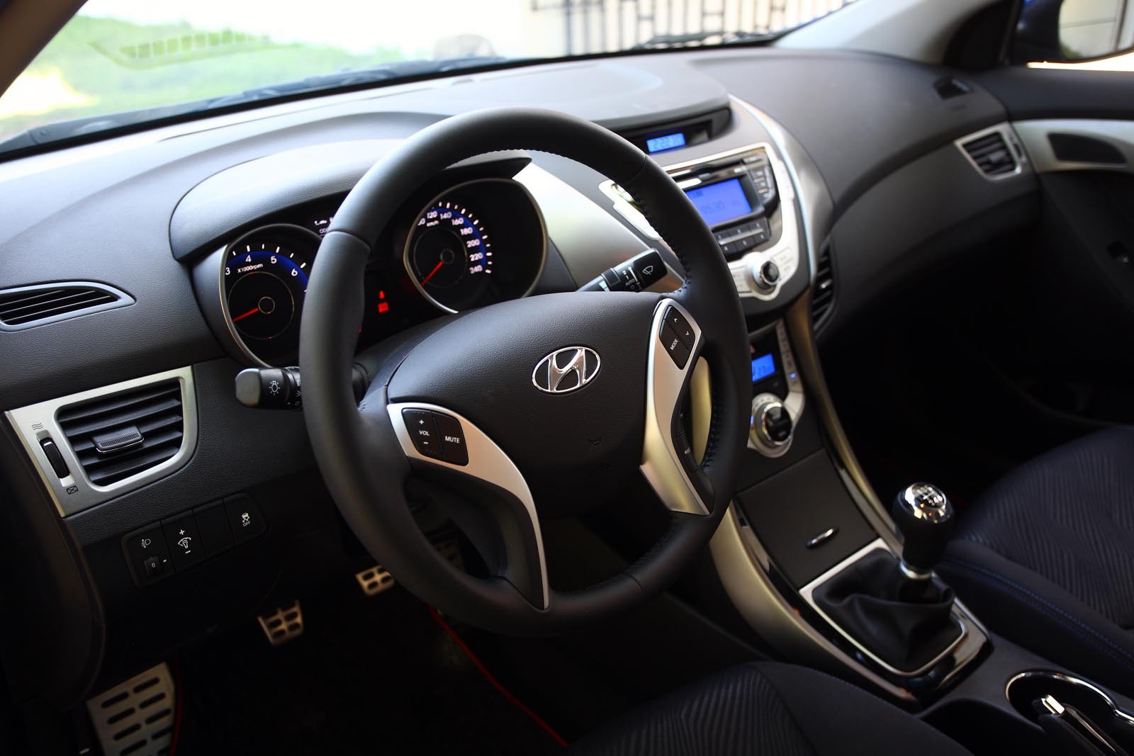Interiorul lui Hyundai Elantra are un design placut si respira o calitate foarte buna