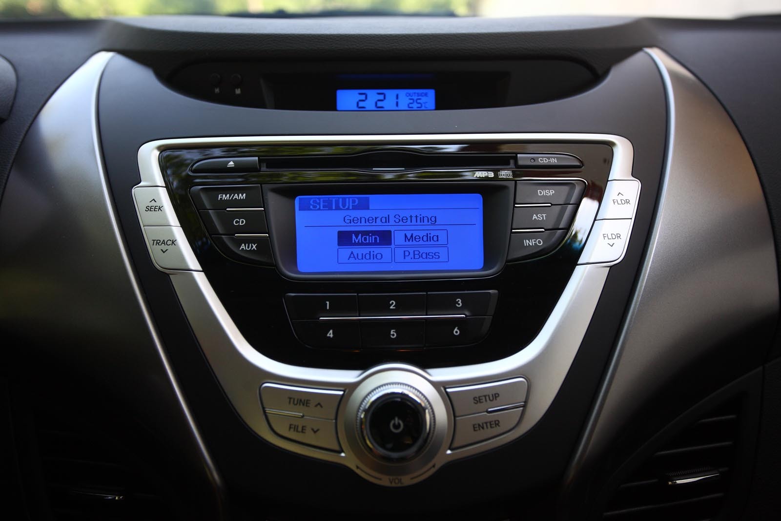 In Hyundai Elantra, butoanele sunt mari si ergonomic plasate, iar displayurile lizibile