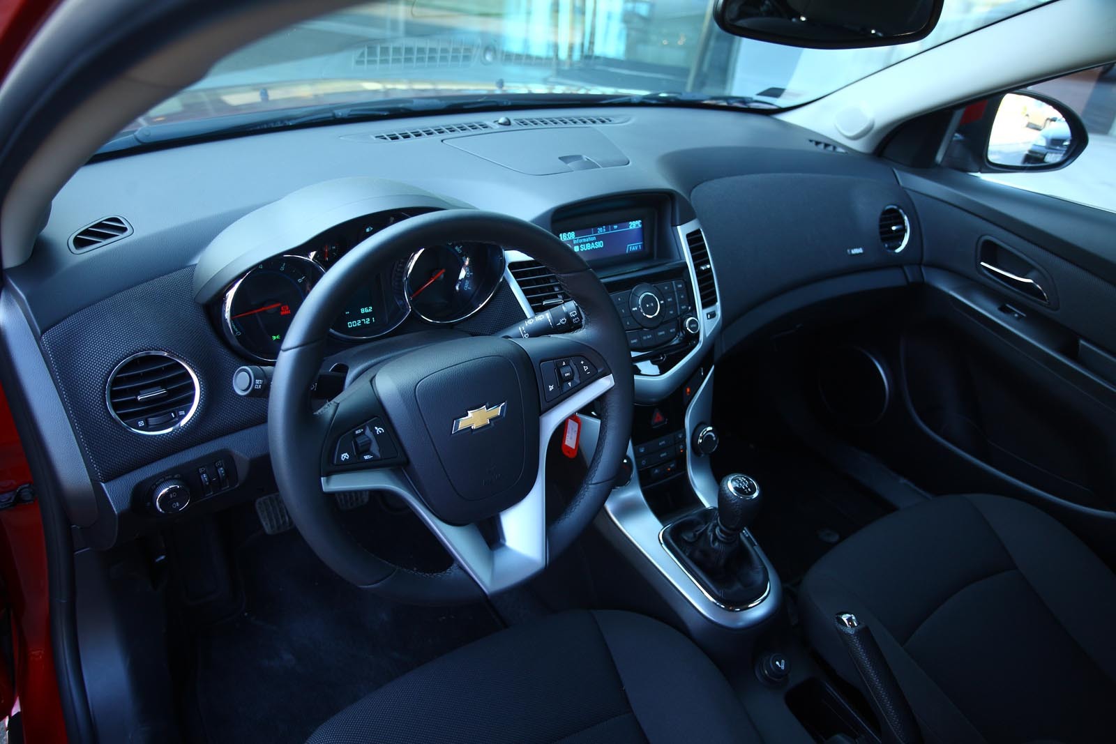 Interiorul lui Cruze hatchback este acelasi ca la sedan, plansa de bord fiind reusita