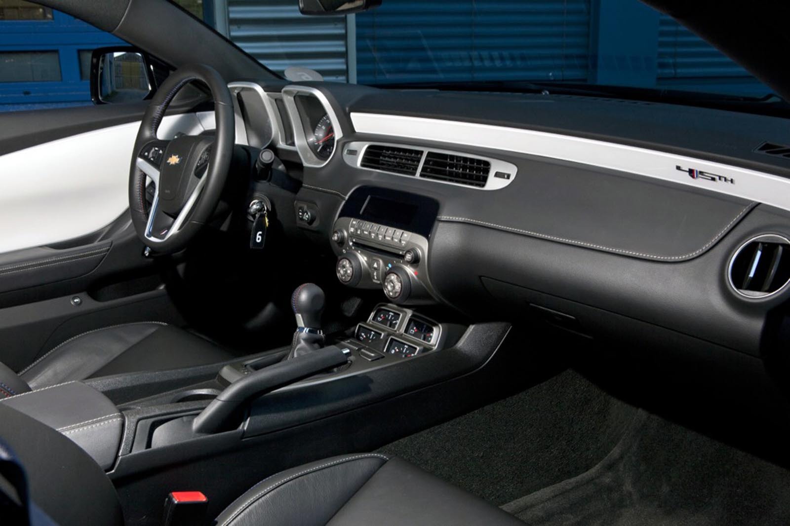 Interiorul lui Chevrolet Camaro are un aspect sportiv, dar calitatea e sub asteptari