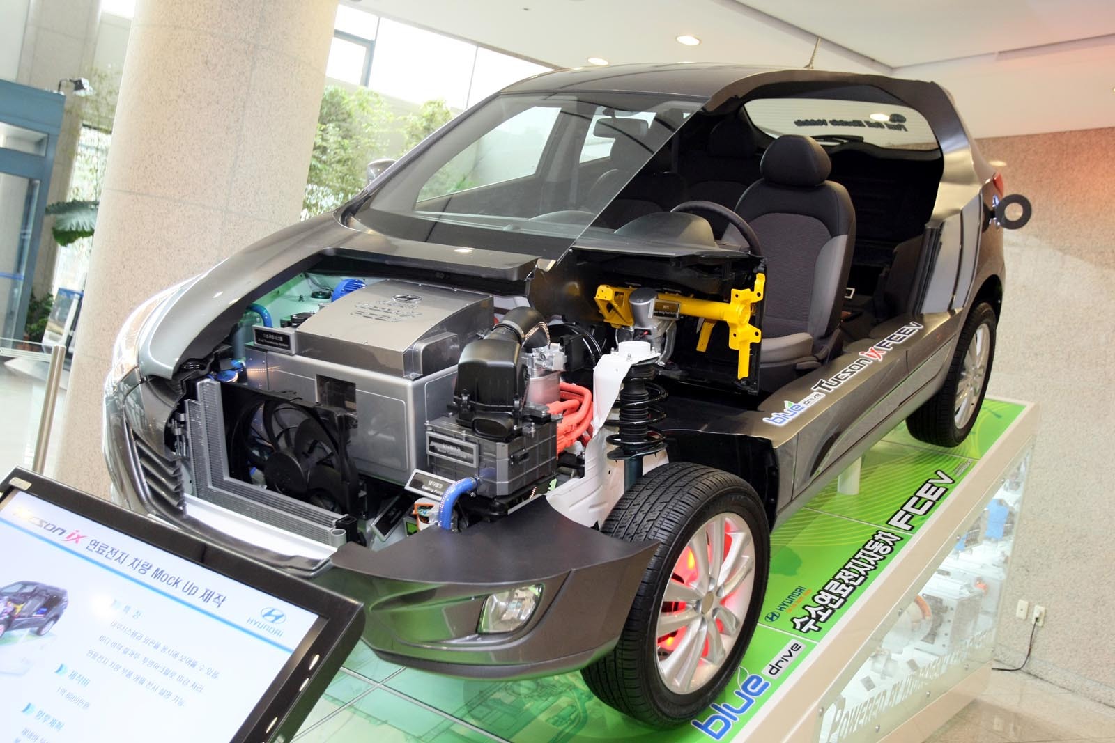 Pentru costuri mai scazute, sistemul fuel-cell cu hidrogen a fost adaptat pe un ix35 normal