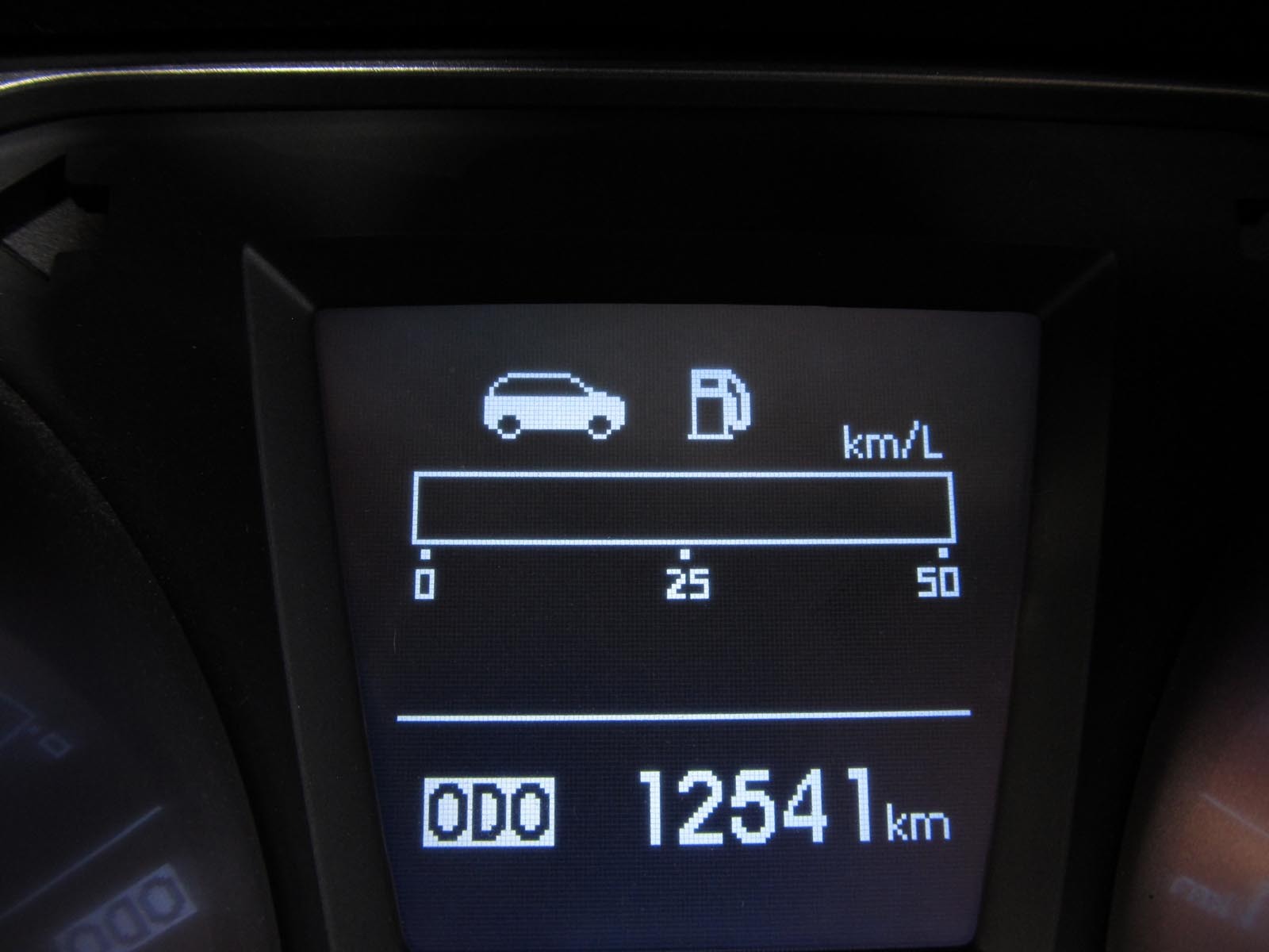 In Hyundai ix35 FCEV, consumul este afisat in km/litru, foarte intuitiv