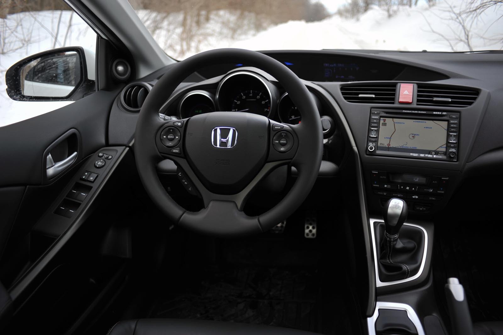Interiorul noii Honda Civic imbina stilul clasic si cel avangardist intr-un mod ergonomic