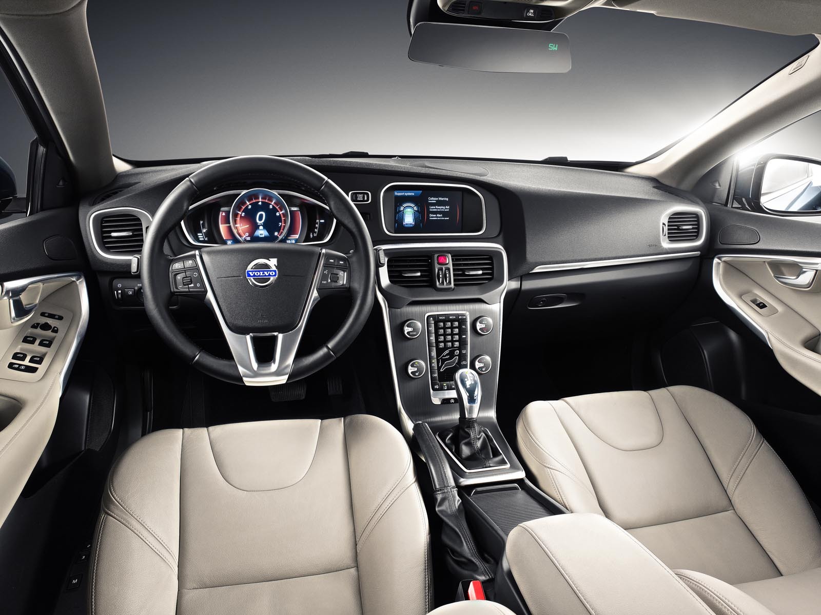 Interiorul lui Volvo V40 este clar premium, mai ales daca se aleg multe optiuni