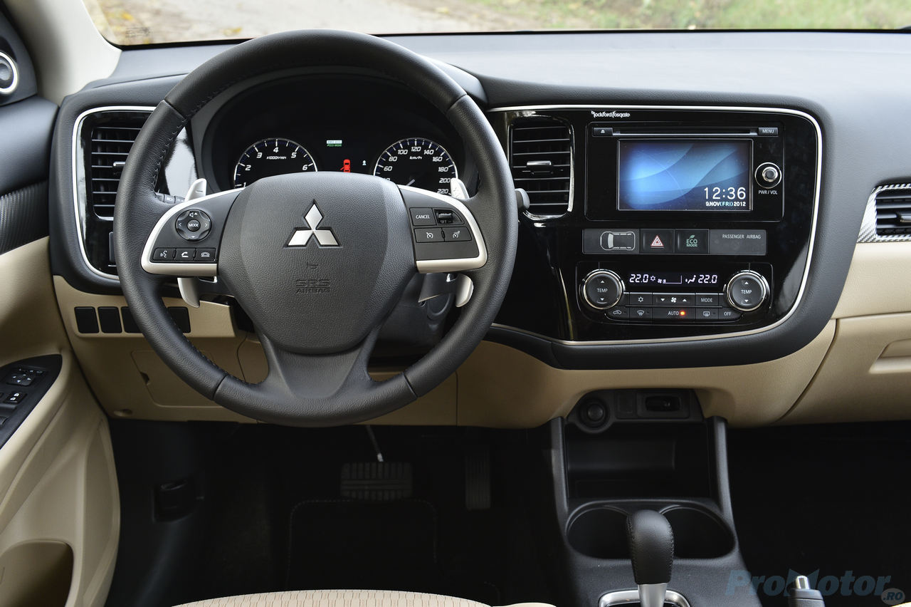Mitsubishi Outlander 2013 interior