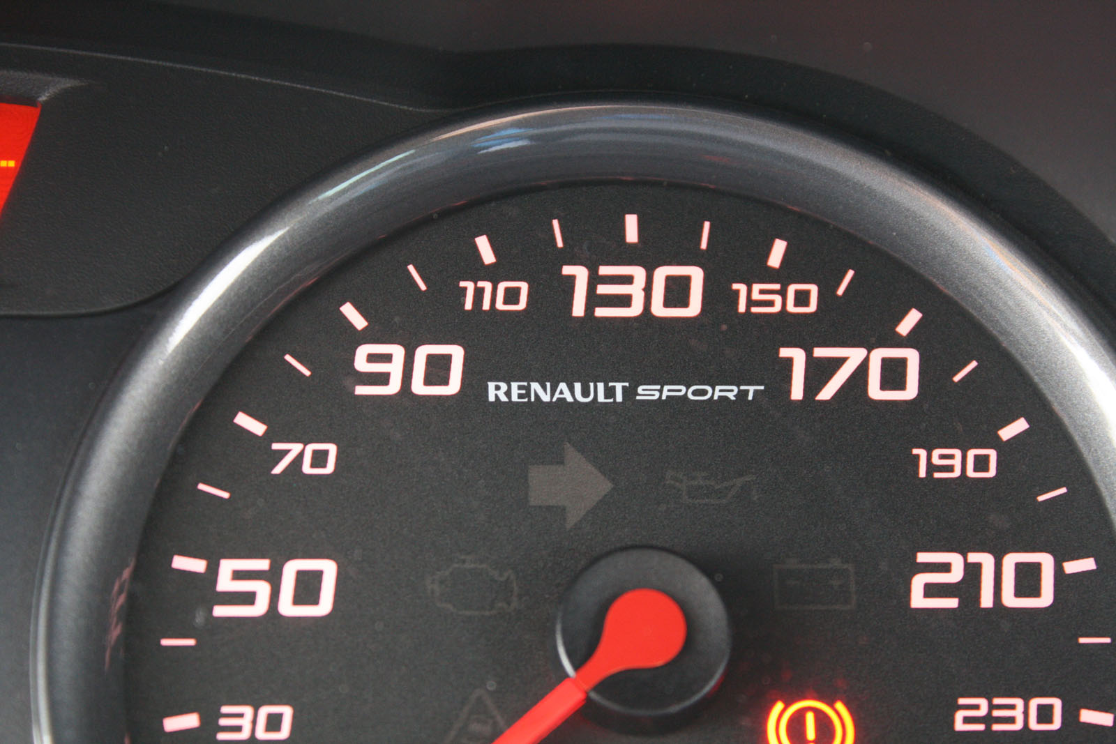Sigla Renault Sport pe vitezometru