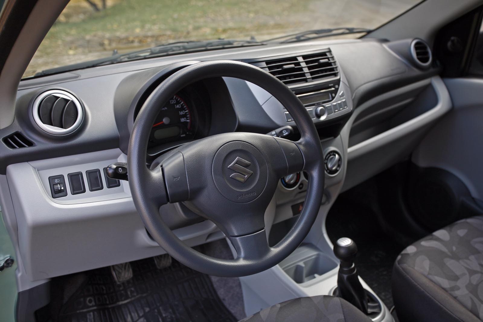 Interiorul lui Suzuki Alto, in versiunea GLX comercializata la noi, este pragmatic