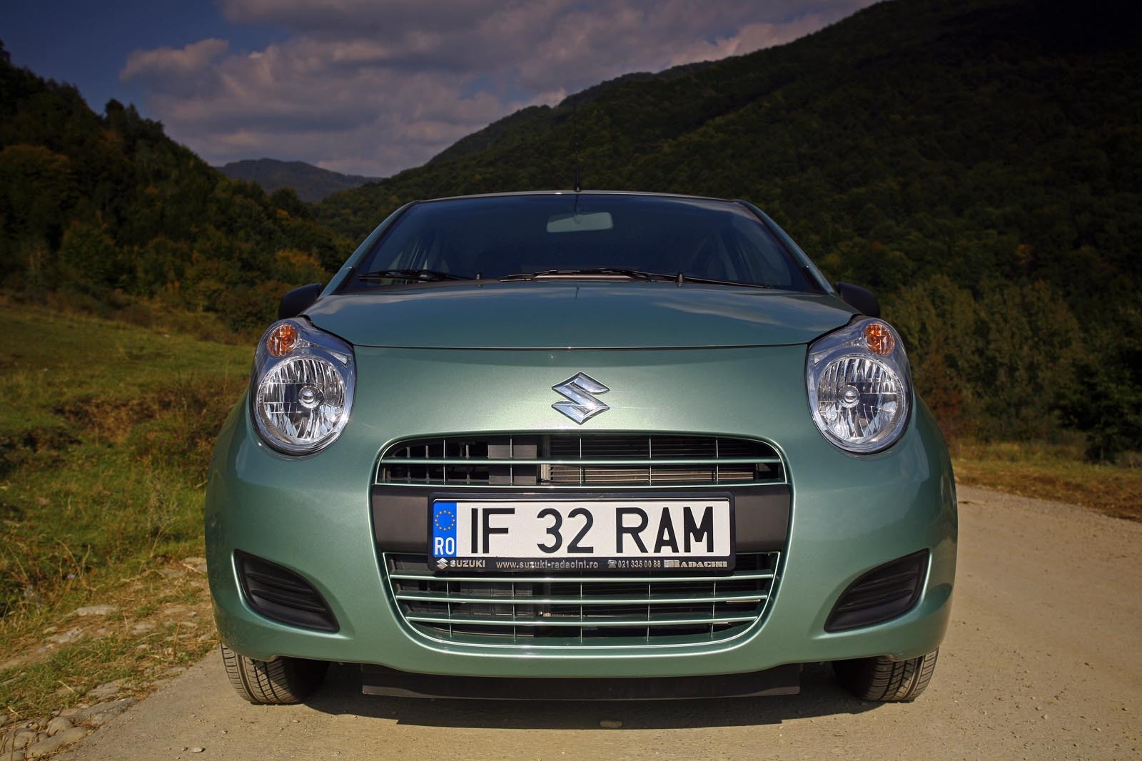 Suzuki Alto este vandut in Romania in echiparea GLX, pentru un pret de 8.650 euro
