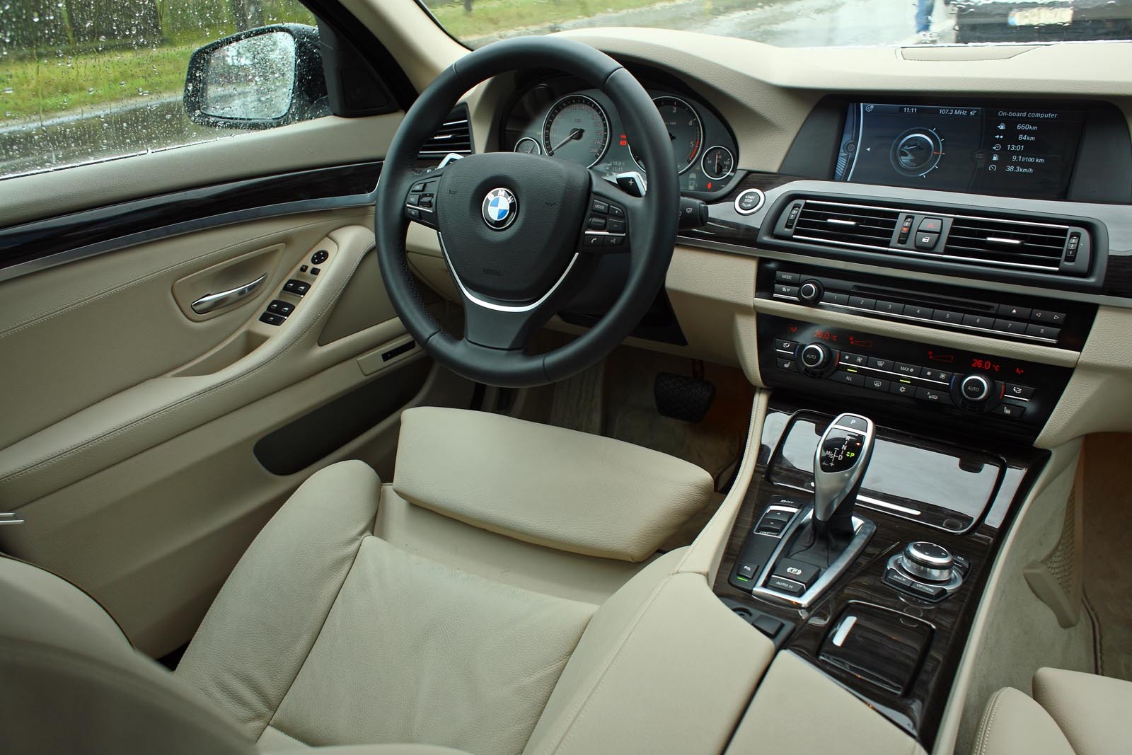 BMW Seria 5 Touring beneficiaza de aceeasi plansa de bord sofisticata, dar si familiara, ca versiunea sedan