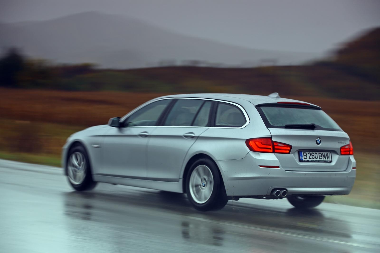 BMW 530d Touring are un diesel de 245 CP si 540 Nm, cu performante fulminante