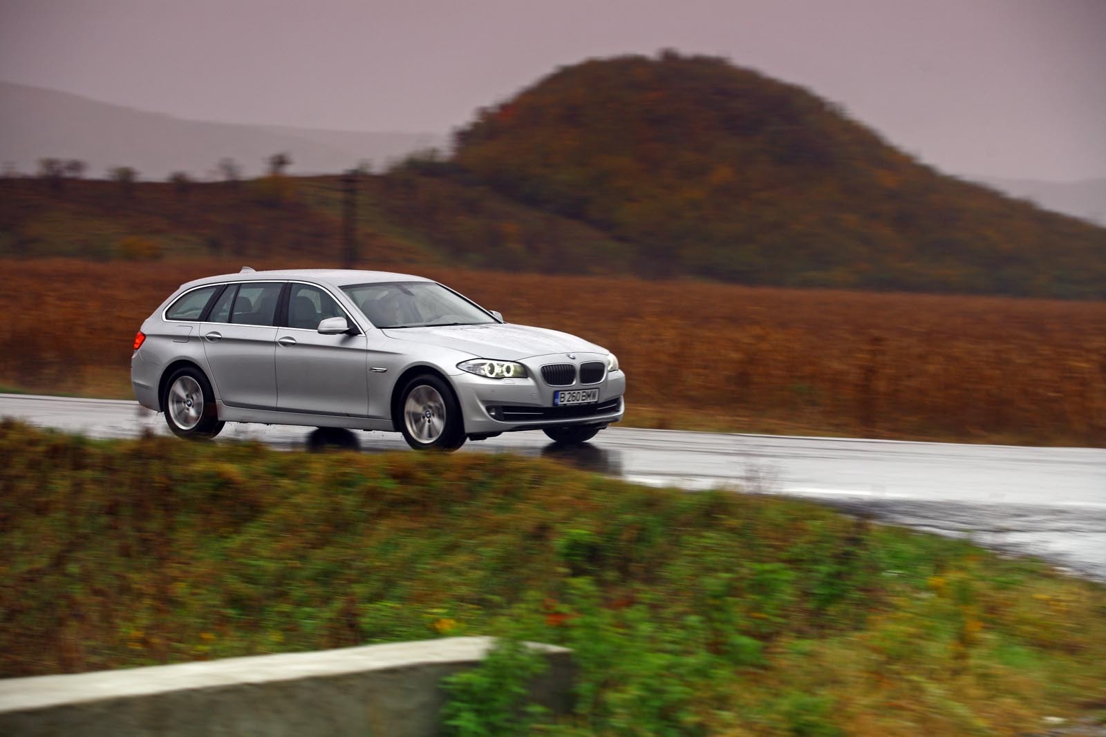 BMW 530d Touring este gandit pentru autostrazi, dar se descurca excelent pe viraje