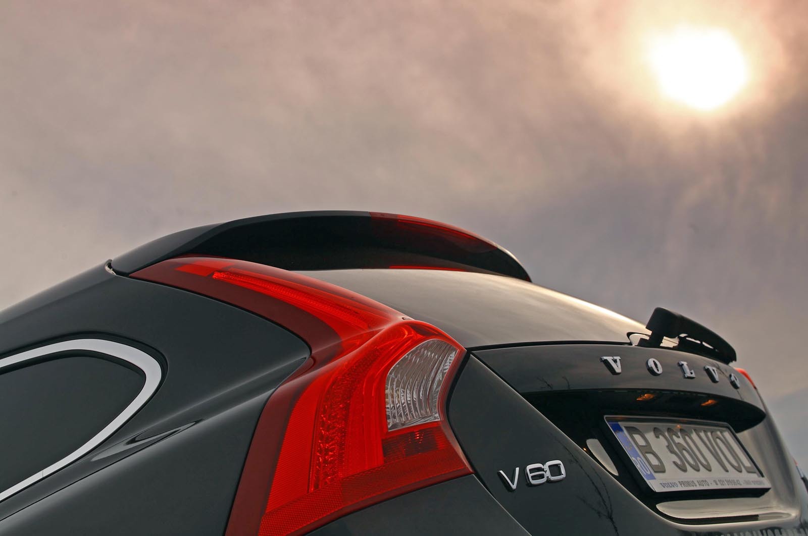 Volvo V60 pune un foarte mare accent pe siguranta, banii fiind justificati