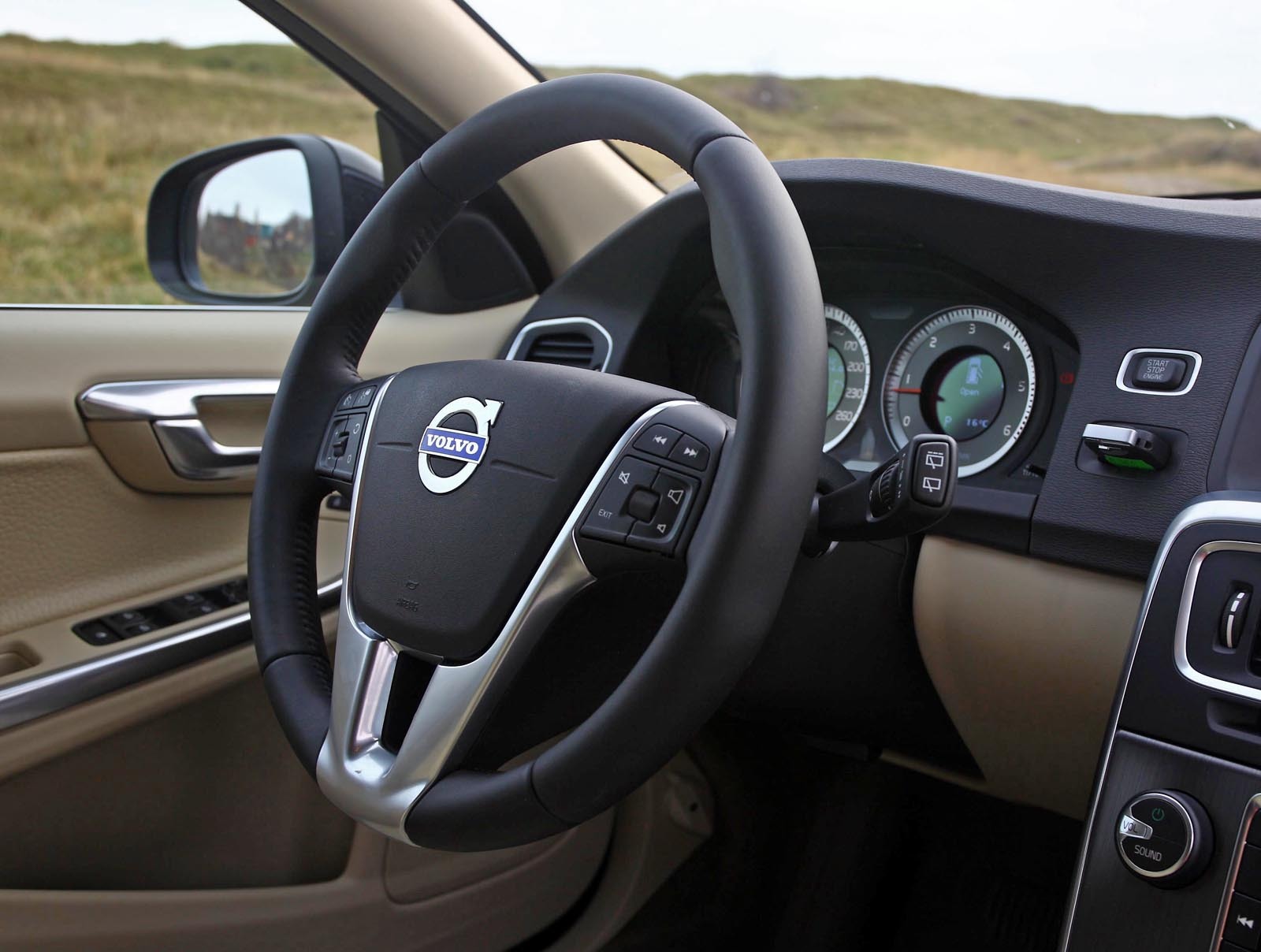 Interiorul lui Volvo V60 Summum este luxos, iar ambianta foarte reusita