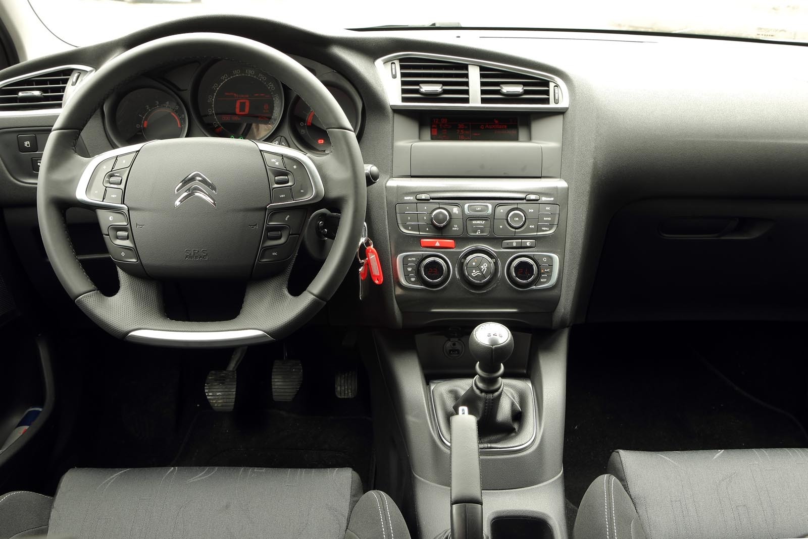 Interiorul noului Citroen C4 are un stil placut, sobru si sofisticat, dar si ergonomic