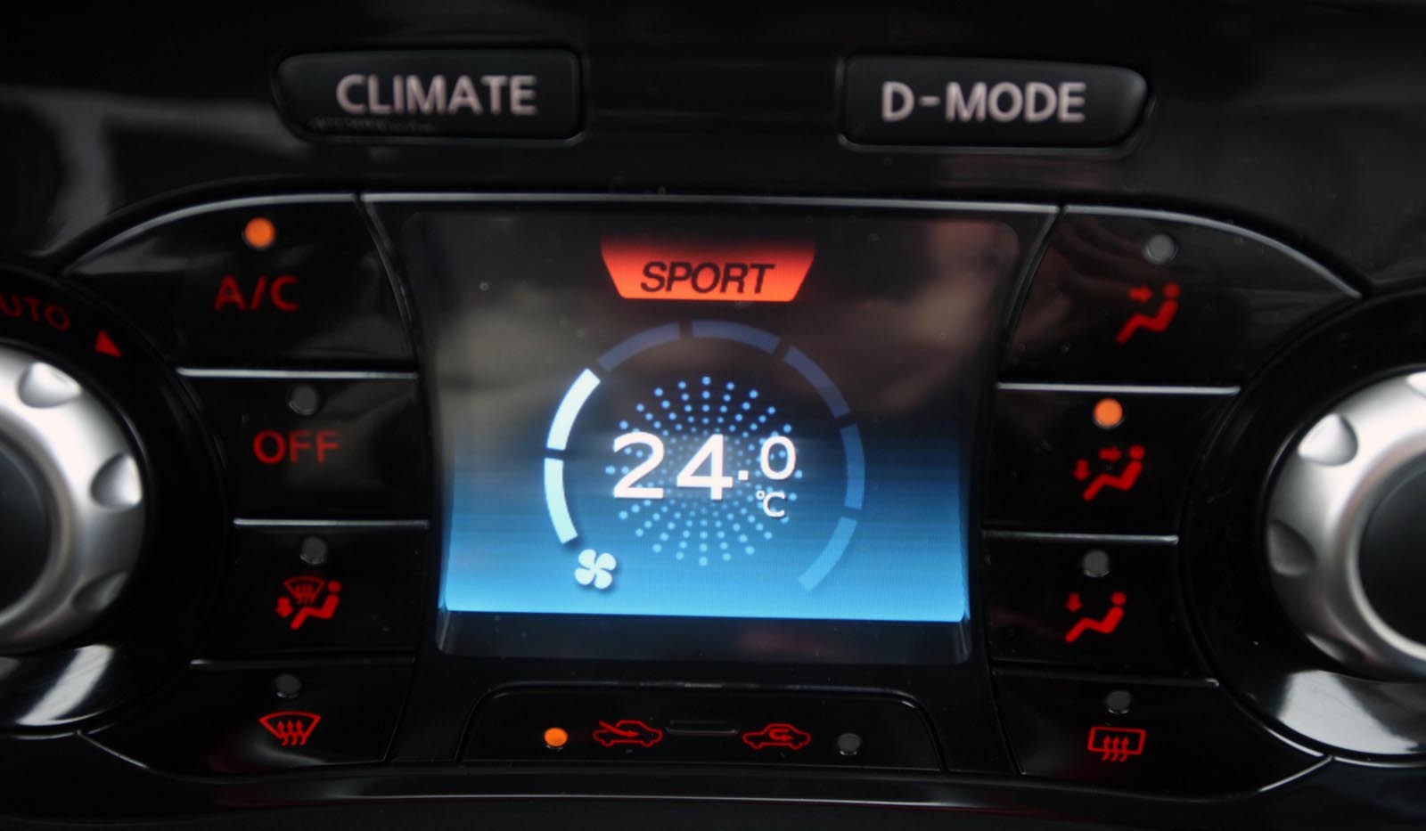 Magia Nissan Dynamic Control System: o dată avem butoane şi display pentru climatizare...